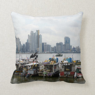 Coussin Horizon de Panamá City avec des bateaux de pêche