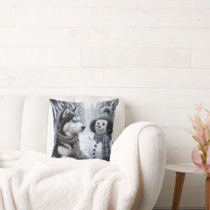 Coussin Husky et bonhomme de neige dans les bois hivernaux
