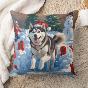 Coussin Husky sibérien courant dans la neige avec un chape