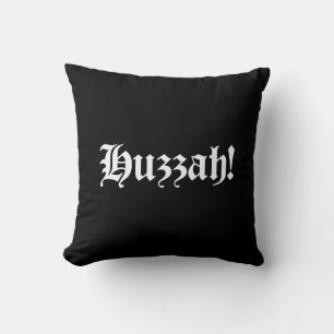 Coussin Huzzah ! {Typographie médiévale}
