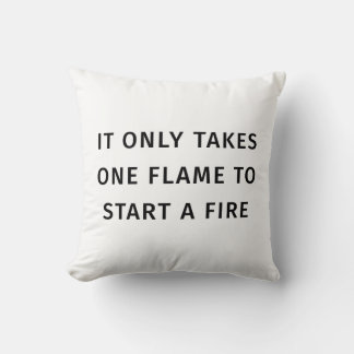 Coussin Il Ne Prend Que La Flamme Pour Commencer Une Citat
