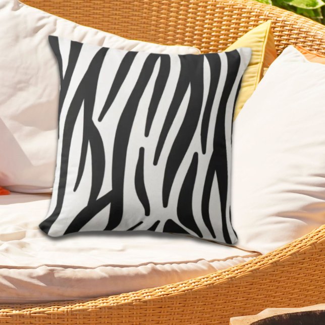 Coussin imprimé zèbre noir blanc (girly chic stylish black white zebra print outdoor pillow)
