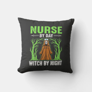 Coussin Infirmière le jour, sorcière la nuit, design Hallo