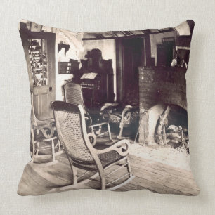 Coussin Intérieur d'une cabane en bois américaine, c.188