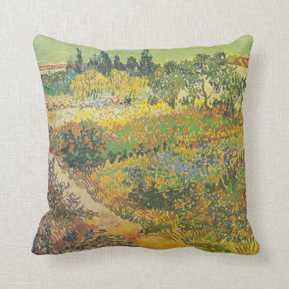 Coussin Jardin fleurissant avec le chemin (1889) par Van