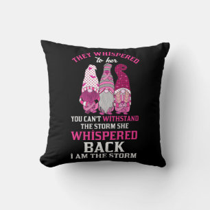 Coussin Je suis La tempête Gnome Mois du cancer du sein Gu
