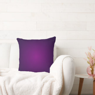 Coussin jeté aux teintes profondes violettes