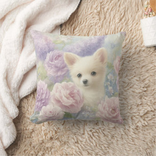 Coussin joli chiot blanc avec des fleurs