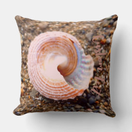 Coussin Joli coquillage sur une plage rocheuse avec texte 