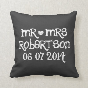 Coussin Joli M. et Mme mariage en tableau noir jettent des