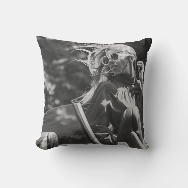 Coussin Jolie femme en voiture convertible (Recto)