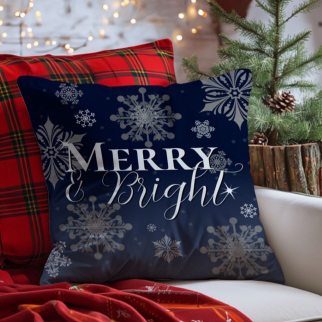 Coussin Joyeux bleu et flèches de neige brillantes Noël (Blue Merry and Bright Snowflakes Christmas Throw Pillow)