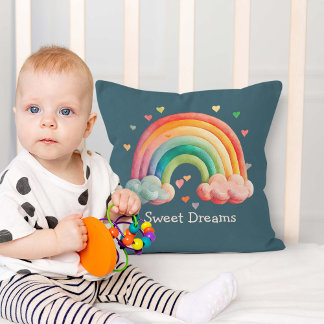 Coussin Kids Whimsical Pastel Rainbow in Clouds