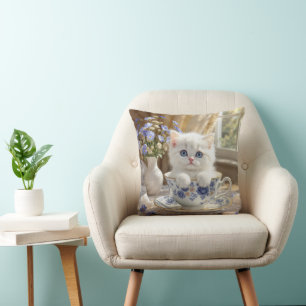 Coussin Kitten blanc dans une Tea up