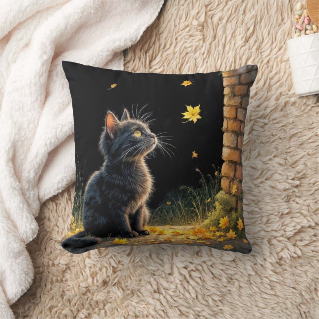 Coussin Kitten regarde une feuille d'automne en chute (Couverture)