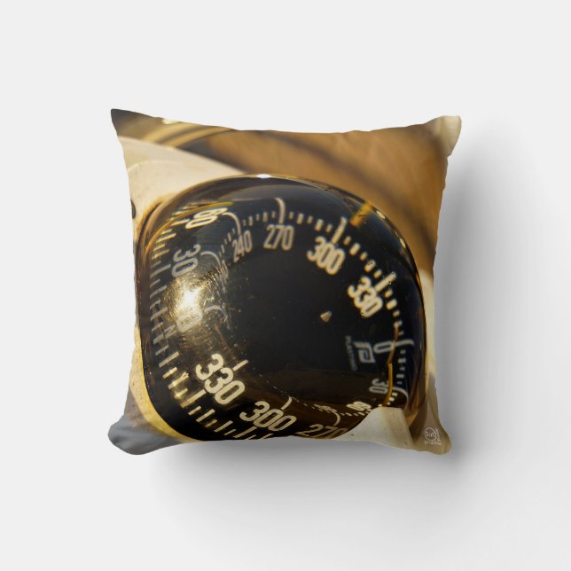 Coussin La boussole aide à naviguer et à maintenir le cap. (Recto)