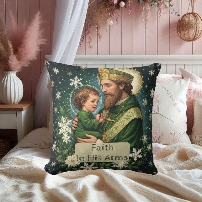 Coussin La Foi dans Ses Bras Saint Patrick avec l'Enfant J (Faith in His Arms Saint Patrick with Baby Jesus Throw Pillow)