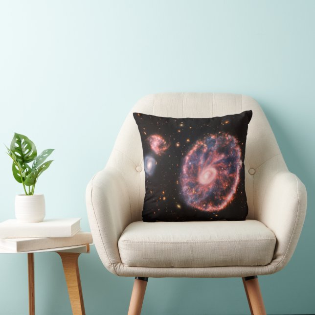 Coussin La Galaxie Cartwheel Et Ses Galaxies Compagnons. (Chaise)