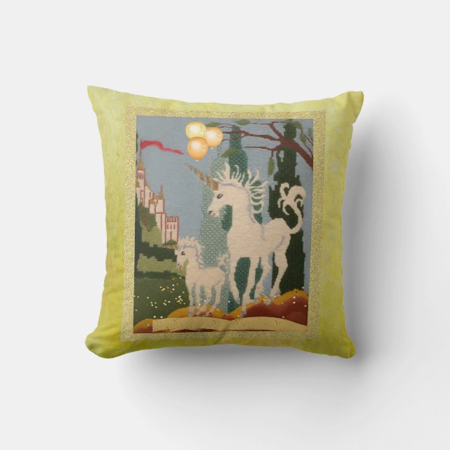 COUSSIN LA MAGIE DES UNICORNES ET DE NEEDLEPOINT (Recto)