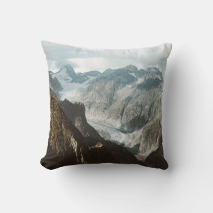 COUSSIN LA NEIGE COUVERT LES MONTAGNES PENDANT LA JOURNÉE