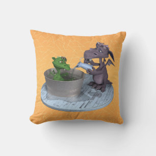 Coussin La vie de petit dragon : l'heure du bain