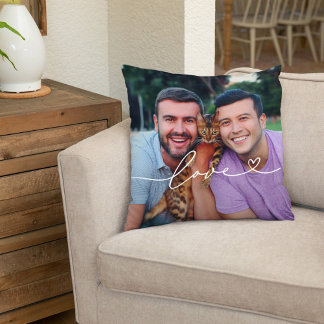 Coussin L'amour en script blanc avec le coeur Photo person