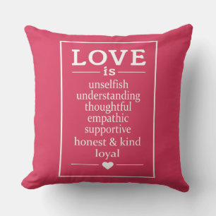 Coussin L'amour est ... des noms personnalisés et des cous