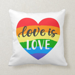 Coussin L'amour est l'amour le coeur arc-en-ciel
