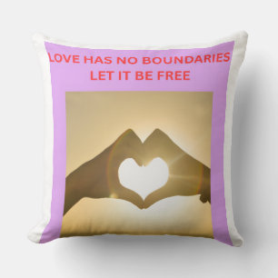 COUSSIN L'AMOUR N'A PAS DE FRONTIÈRES LAISSEZ-LE ÊTRE LIBR