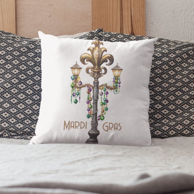 Coussin Lampe à gaz et perles Mardi Gras Party (Mardi Gras beads and a Fleur De Lis Throw pillow for your Carnivale decor and festivities. )