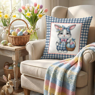 Coussin Lapin de Pâques avec panier d'œufs sur gingham ble