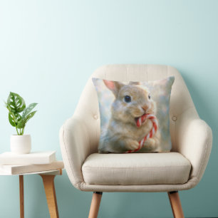 Coussin Lapin qui grignote un bâton de sucre d'orge