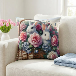 Coussin Lapins nichés parmi les roses de cottage
