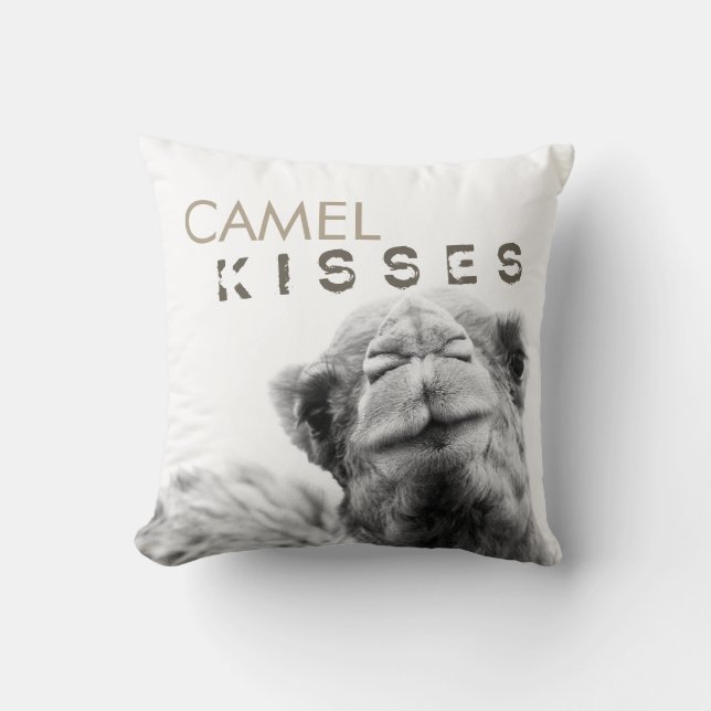 Coussin Le chameau embrasse le carreau noir et blanc (Recto)