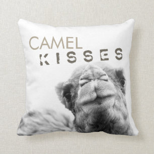 Coussin Le chameau embrasse le carreau noir et blanc