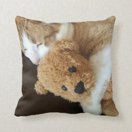 Coussin Le chat tient un vieil ours en peluche