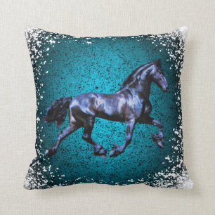 Coussin Le cheval frison, étalon noir de beauté, neigent