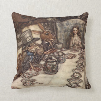 Coussin Le thé fou de chapelier par Arthur Rackham
