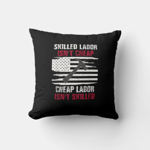 Coussin Le travail qualifié n’est pas bon marché Drapeau a