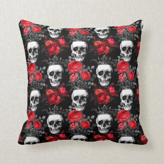 Coussin Les crânes couronnent et les roses rouges fanées s