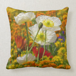 Coussin Les pavots blancs qui poussent autour des fleurs c