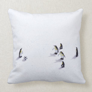 Coussin Les pingouins jouant au football