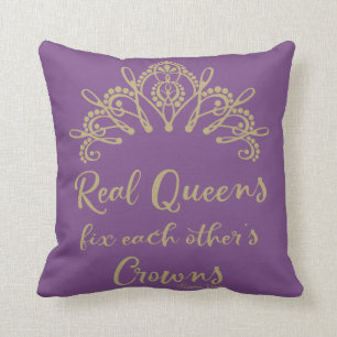 Coussin Les vraies reines réparent les couronnes de l'aut
