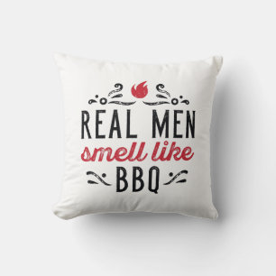 Coussin Les vrais hommes sentent comme le barbecue