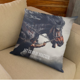 Coussin "Let Go or Be Dragged" et Cheval puissant