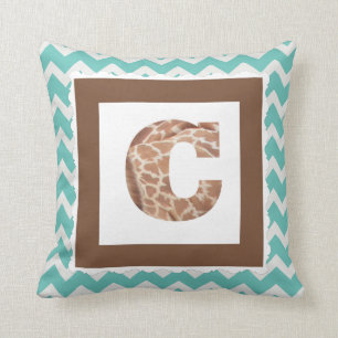 Coussin Lettre d'impression de girafe "C" sur Chevron en