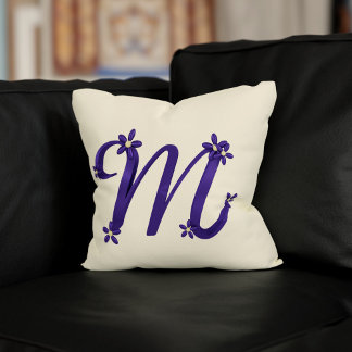 Coussin Lettre monogramme M violet avec détails floraux Cr