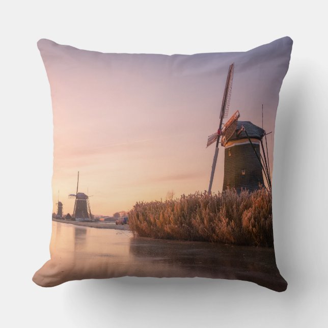 Coussin Lever de soleil sur la rivière gelée avec moulins  (Recto)