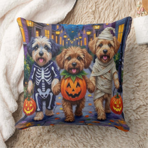 Coussin Lhasa Apso faisant Trick-or-Treat dans des costume