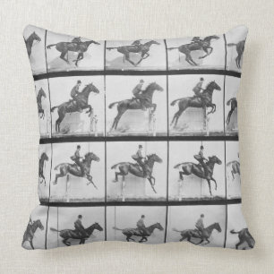 Coussin L'homme et le cheval sautant une barrière,